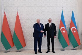   Aliyev et Loukachenko passent en revue un bus produit conjointement par l’Azerbaïdjan et la Biélorussie  