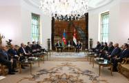  Les présidents azerbaïdjanais et égyptien tiennent une réunion élargie aux délégations 