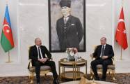  Les présidents Ilham Aliyev et Erdogan turc s’entretiennent à l’Aéroport d’Ankara Esenboga