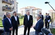  Les présidents azerbaïdjanais, ouzbek et kirghiz visitent le premier complexe résidentiel, la mosquée Achaghy Gövher Agha à Choucha 