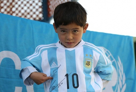 Messi rend son petit fan afghan heureux en lui envoyant de vrais maillots