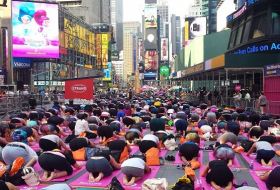 Des milliers de fans de yoga à Times Square pour fêter l`été