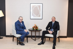 Davos : rencontre du président Ilham Aliyev avec Jean-Louis Chaussade, directeur général de Suez