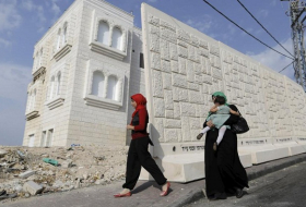 Un mur de béton isole un quartier palestinien à Jérusalem-Est