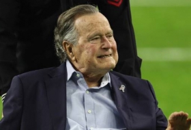 L'ex-président Bush hospitalisé au lendemain des obsèques de son épouse