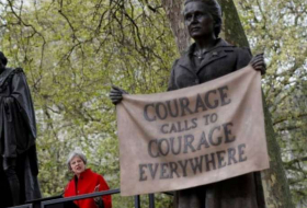 Première statue d'une femme dévoilée devant le Parlement britannique