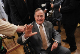 L'ex-président américain George H.W. Bush sort de l'hôpital