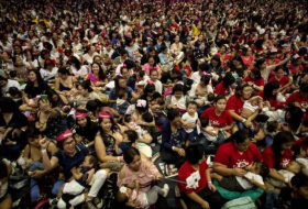 Campagne aux Philippines : 1.500 mères allaitent leurs bébés en public