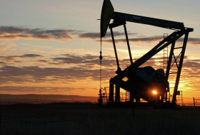 Le pétrole recule, l'Opep et la Russie envisagent des baisses de production