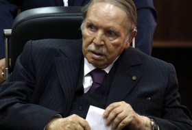   Bouteflika reporte l'élection et restera Président après le 28 avril  