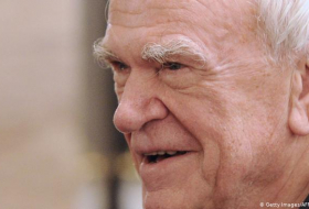   L'écrivain Milan Kundera retrouve sa nationalité tchèque  