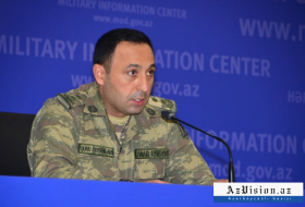 Le soldat azerbaïdjanais avance vers la cible 