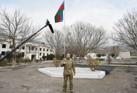 Le président Ilham Aliyev hisse le drapeau tricolore azerbaïdjanais dans les territoires libérés -  VIDEO   