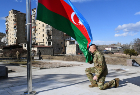  Le commandant suprême Ilham Aliyev hisse le drapeau azerbaïdjanais à Choucha -  PHOTOS  