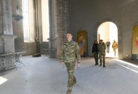  Le président Ilham Aliyev visite l'«église de Gazantchylar» à Choucha -  PHOTOS  