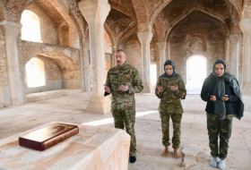  Ilham Aliyev a visité les mosquées Achagy Govharaga et Youkhary Govharaga à Choucha -  PHOTOS  
