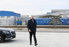  Ilham Aliyev pose la première pierre de deux usines et ouvre une entreprise de fabrication de verre feuilleté à Soumgaït  