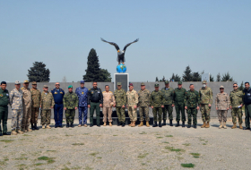  Des attachés militaires visitent une unité militaire de l’Armée de l’air  