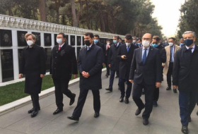   Des responsables du Conseil turcique visitent les allées d’Honneur et des Martyrs à Bakou  