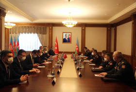   Zakir Hassanov rencontre une délégation conduite par le président du Comité de l'industrie de la Défense de Turquie  