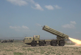  Les batteries de roquettes et d’artillerie de l’Azerbaïdjan effectuent des exercices tactiques à tir réel -  VIDEO  