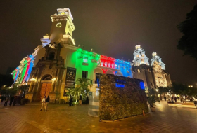   Les bâtiments du gouvernement du Pérou illuminés aux couleurs du drapeau azerbaïdjanais -   PHOTOS    
