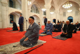   Des chefs religieux prient à la mosquée de Choucha  