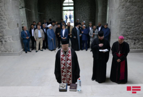 Les dirigeants des communautés religieuses chrétiennes d'Azerbaïdjan assistent à une cérémonie de prière commune à Choucha