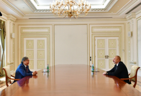  Le président Aliyev reçoit le poète et personnalité publique kazakh Olzhas Suleimenov -  PHOTO  