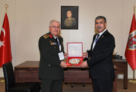  Le ministre azerbaïdjanais de la Défense rencontre le chef d'état-major général de la Turquie 