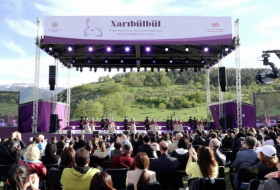   Ilham Aliyev et Mehriban Aliyeva participent à l’ouverture du VIIe festival de musique international «Kharybulbul»  