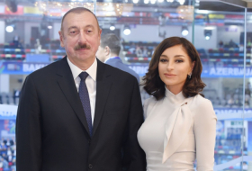  Le président Ilham Aliyev et Mehriban Aliyeva assistent à l’inauguration du Crescent Mall 