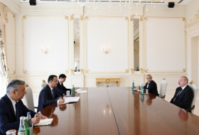  Ilham Aliyev reçoit le ministre ouzbek de l’Investissement, de l’Industrie et du Commerce 