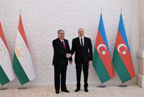   Les présidents azerbaïdjanais et tadjik font des déclarations à la presse  
