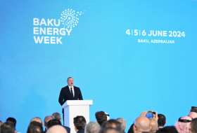 Ilham Aliyev participe à l’ouverture du Salon international du pétrole et du gaz de la Caspienne