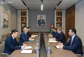   Le ministre azerbaïdjanais des Affaires étrangères reçoit le nouvel ambassadeur du Kirghizistan  