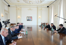  Le président Ilham Aliyev reçoit une délégation dirigée par le ministre italien de la Défense 