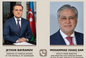   Le ministre azerbaïdjanais des Affaires étrangères discute des questions régionales avec son homologue pakistanais  