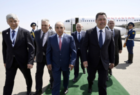 Sadyr Japarov entame une visite en Azerbaïdjan