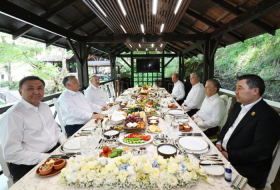 Un déjeuner offert en l’honneur des chefs d’Etat et de gouvernement de l’Organisation de Etats turciques à Choucha