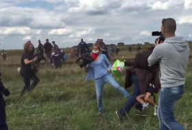 Hongrie: mise à l`épreuve pour une journaliste qui avait frappé des migrants