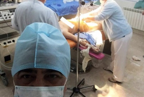 Un docteur abandonne sa patiente pour prendre un selfie