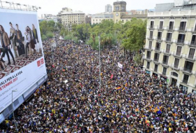 Barcelone : 300.000 manifestants contre les violences policières du référendum