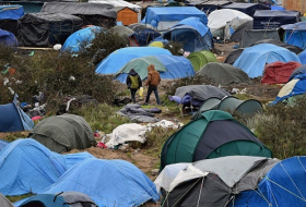 Calais : l`entrée de la jungle démolie par les bulldozers sous surveillance policière