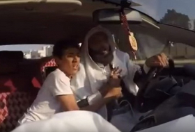 Un chauffeur de taxi prétend être un terroriste pour une effrayante caméra cachée VIDEO