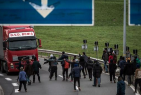 France: face à des migrants 