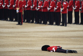 Un garde royal anglais s`effondre lors de l`anniversaire de la reine
