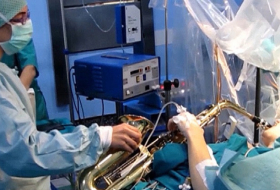 VIDEOEspagne: Un malade joue du saxophone pendant une opération du cerveau