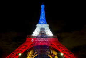 Orlando: la tour Eiffel illuminée en hommage aux victimes