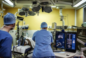 Un robot chirurgien effectue seul une opération sur des tissus mous